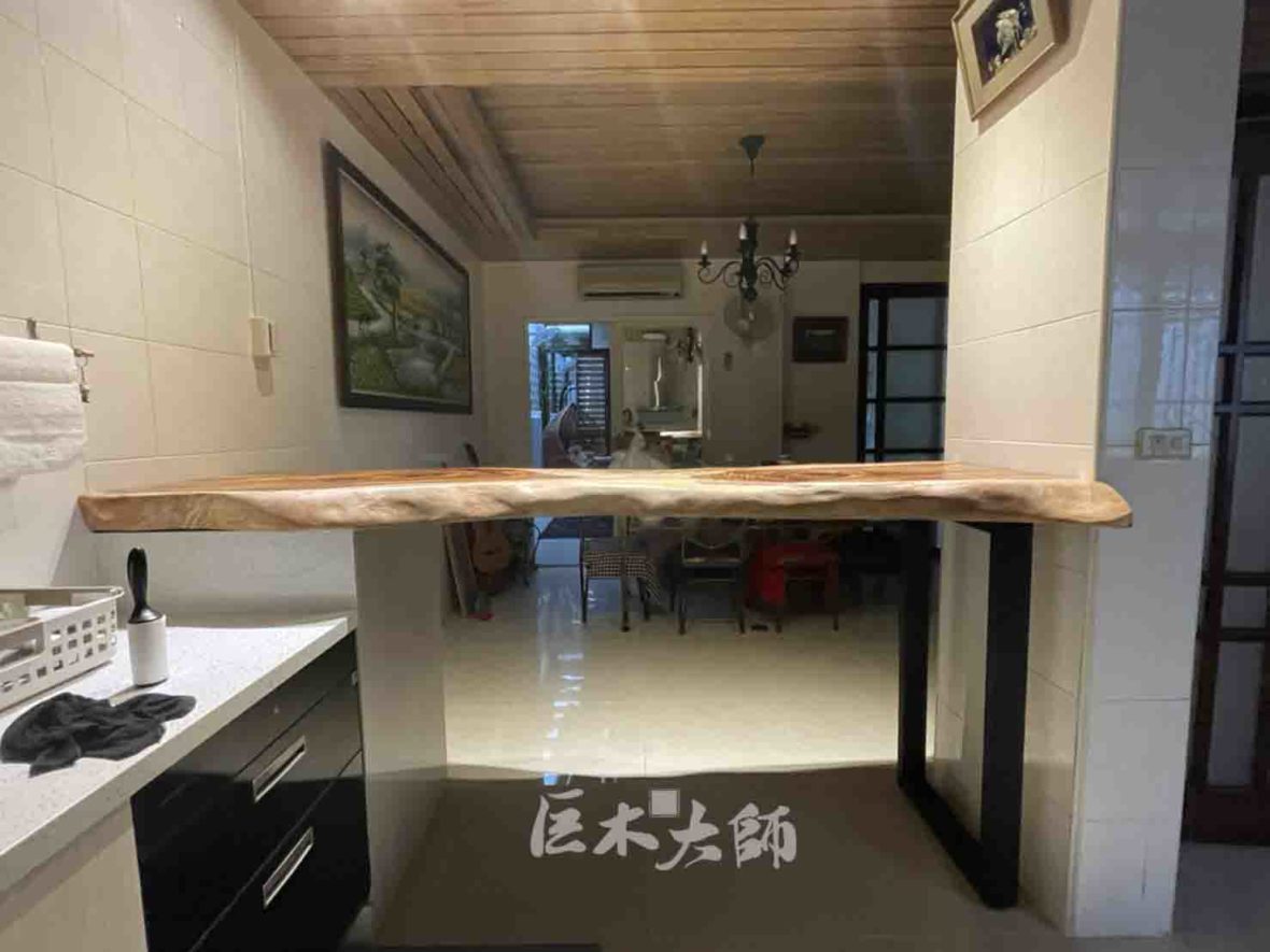 兼具中島與吧檯功能的原木家具