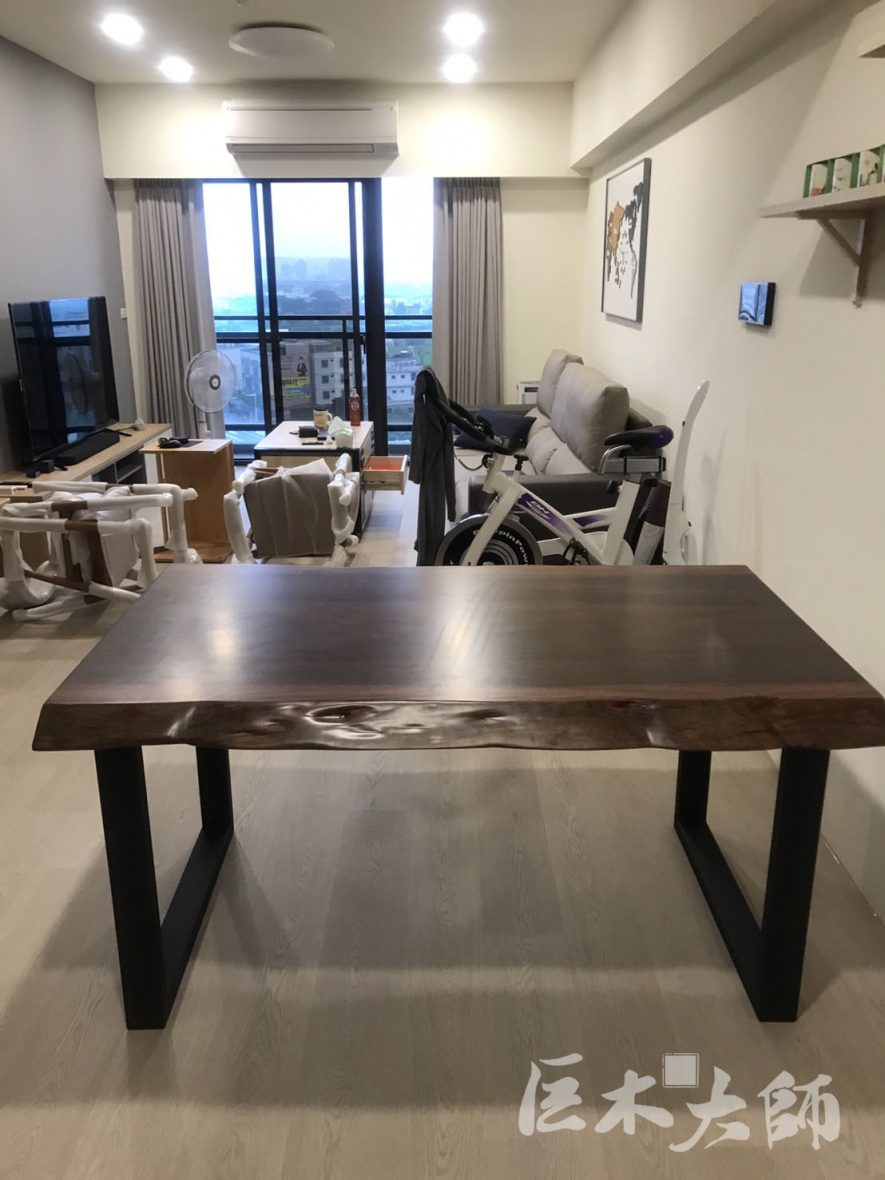 桌板搭配口字型鐵桌腳